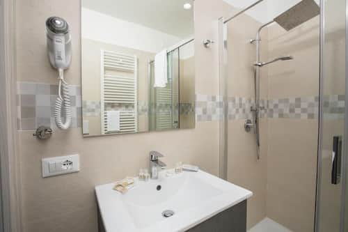Chambre Confort double ou avec lits jumeaux, salle de bain privée, vue sur la mer | Salle de bain | Douche, articles de toilette (gratuits), serviettes fournies
