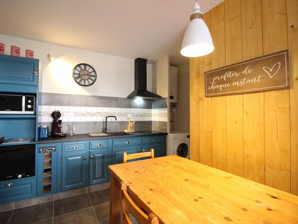 Een koelkast, een microgolfoven, een vaatwasser