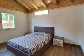 2 bedrooms, travel cot, WiFi, bed sheets