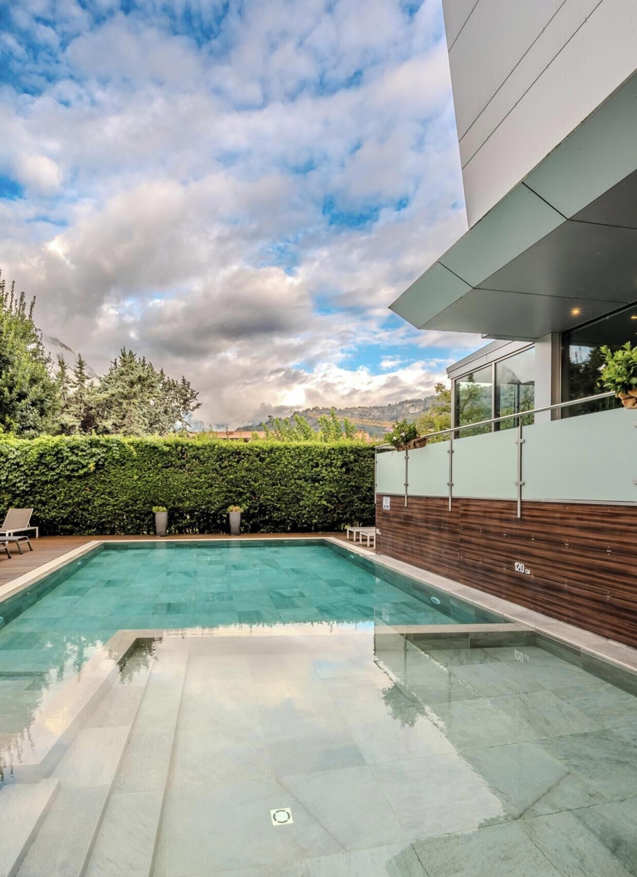 Piscina externa, funciona das 8h às 20h, guarda-sóis, espreguiçadeiras