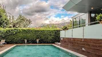 Piscina externa, funciona das 8h às 20h, guarda-sóis, espreguiçadeiras