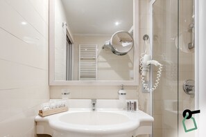 Comfort Double or Twin Room, Non Smoking | Bathroom | Shower, free toiletries, towels, toilet paper
