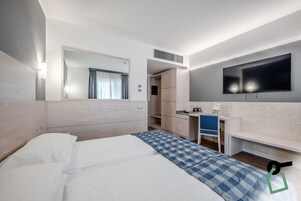 Minibar, escritorio, espacio para trabajar con laptop y wifi gratis 