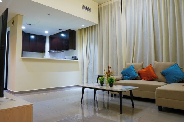 Living area - Stylish 1-Bedroom Apartment in Prime Location Furnished with Top Amenities. (Dubai)