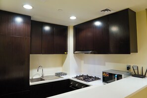 Private kitchen - Stylish 1-Bedroom Apartment in Prime Location Furnished with Top Amenities. (Dubai)