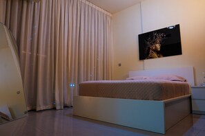 1 bedroom, WiFi, bed sheets - Stylish 1-Bedroom Apartment in Prime Location Furnished with Top Amenities. (Dubai)