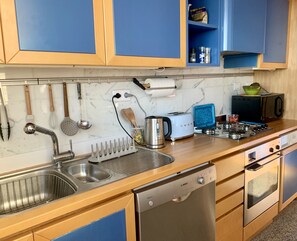 Fridge, microwave, oven, dishwasher - Comfortable top-floor apartment with sea view (Menton)