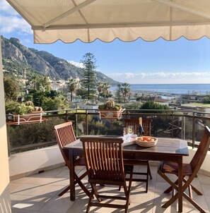 Outdoor dining - Comfortable top-floor apartment with sea view (Menton)