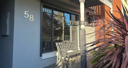 Cosy and convenient townhouse in Lynbrook.