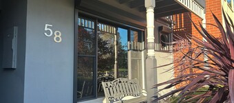 Cosy and convenient townhouse in Lynbrook.