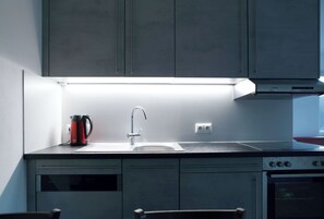 Kjøleskap, ovn, kokeplater og oppvaskmaskin