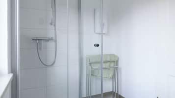 Douche, sĂšche-cheveux, serviettes fournies, savon