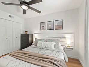 4 slaapkamers, een bureau, een strijkplank/strijkijzer, reisbedje