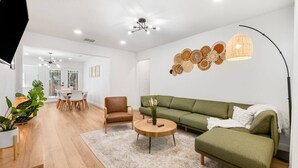 Unclassified image, 2 of 30, button - Ivy House / 4BR Boho Retreat Near UTD (Richardson)