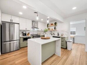 Een koelkast, een microgolfoven, een oven, een kookplaat