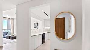 Een modern appartement met keuken, eethoek en woonkamer.