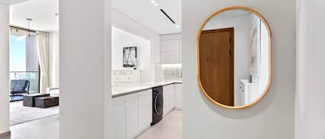 Een modern appartement met keuken, eethoek en woonkamer.
