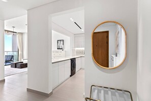 Un appartement moderne comprenant une cuisine, un coin repas et un salon.