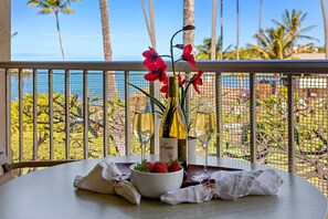 Outdoor dining - Delightful Oceanfront 1bd in Napili steps to beach (Lahaina)