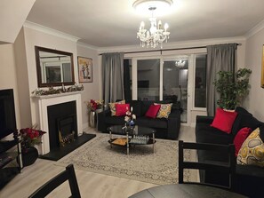 House | Living area | TV, fireplace - Dublin - 3 Bedroom Cosy Home - Sleeps Max 7 (Dublin)