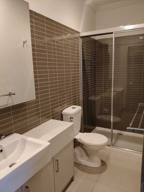 SĂšche-cheveux, serviettes fournies, savon, papier toilette