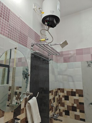 Deluxe Double Room | Bathroom | Shower, soap, shampoo, toilet paper - Rawla Sarkar (Udaipur)