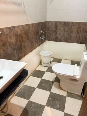 Basic Single Room, Non Smoking | Bathroom