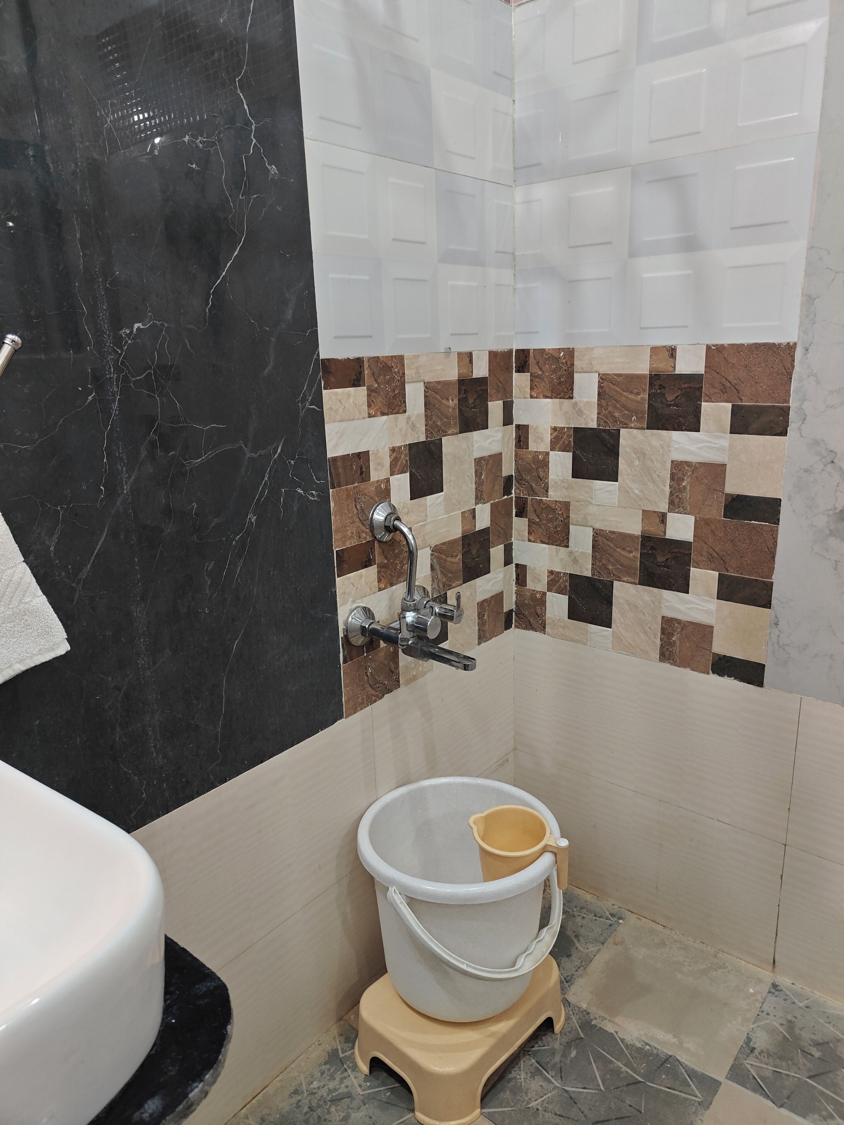 Habitación Deluxe doble | Baño | Ducha, jabón, champú y papel higiénico