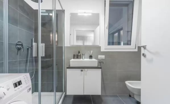 Haartrockner, Bidet, Handtücher, Seife