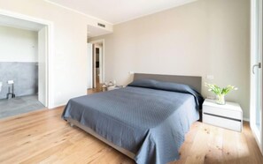 2 habitaciones, escritorio, tabla de planchar con plancha y wifi gratis 