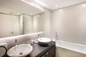 Toallas, jabón, papel de baño 