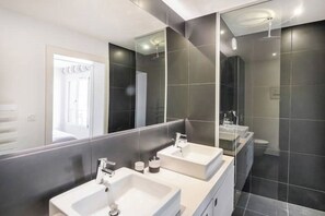 Serviettes fournies, savon, papier toilette