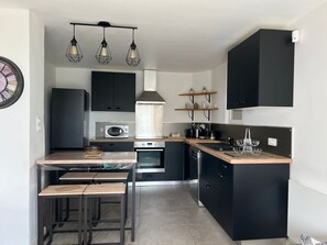 Kjøleskap, mikrobølgeovn, ovn og kokeplater