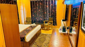 Minibar, escritorio y espacio para trabajar con laptop