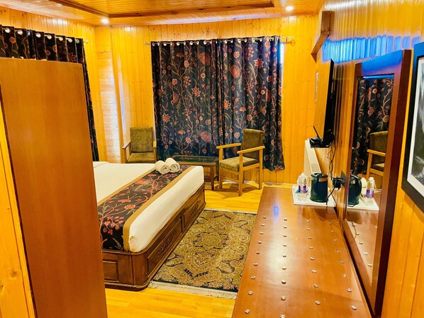 Quarto casal premium, banheiro privativo, vista para o rio | Frigobar, escrivaninha, espaço de trabalho para notebook