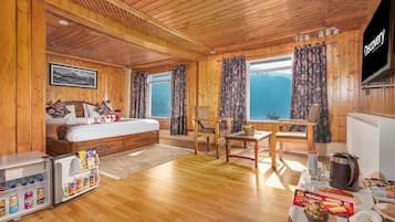 Minibar, escritorio y espacio para trabajar con laptop