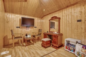 Quarto superior | Área de estar | TV de tela plana 32 polegadas com canais a cabo