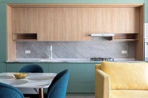 Luksus-lejlighed - balkon - parkudsigt | Privat køkken | Køleskab, mikrobølgeovn, kogeplade, elkedel