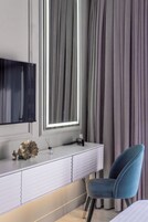 1 bedroom, blackout drapes, iron/ironing board, free WiFi