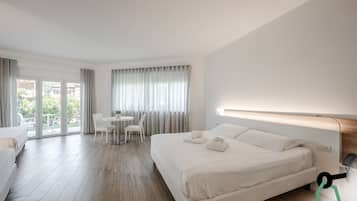 Comfort Quadruple Room, Patio | Minibar, in-room safe, desk, cribs/infant beds