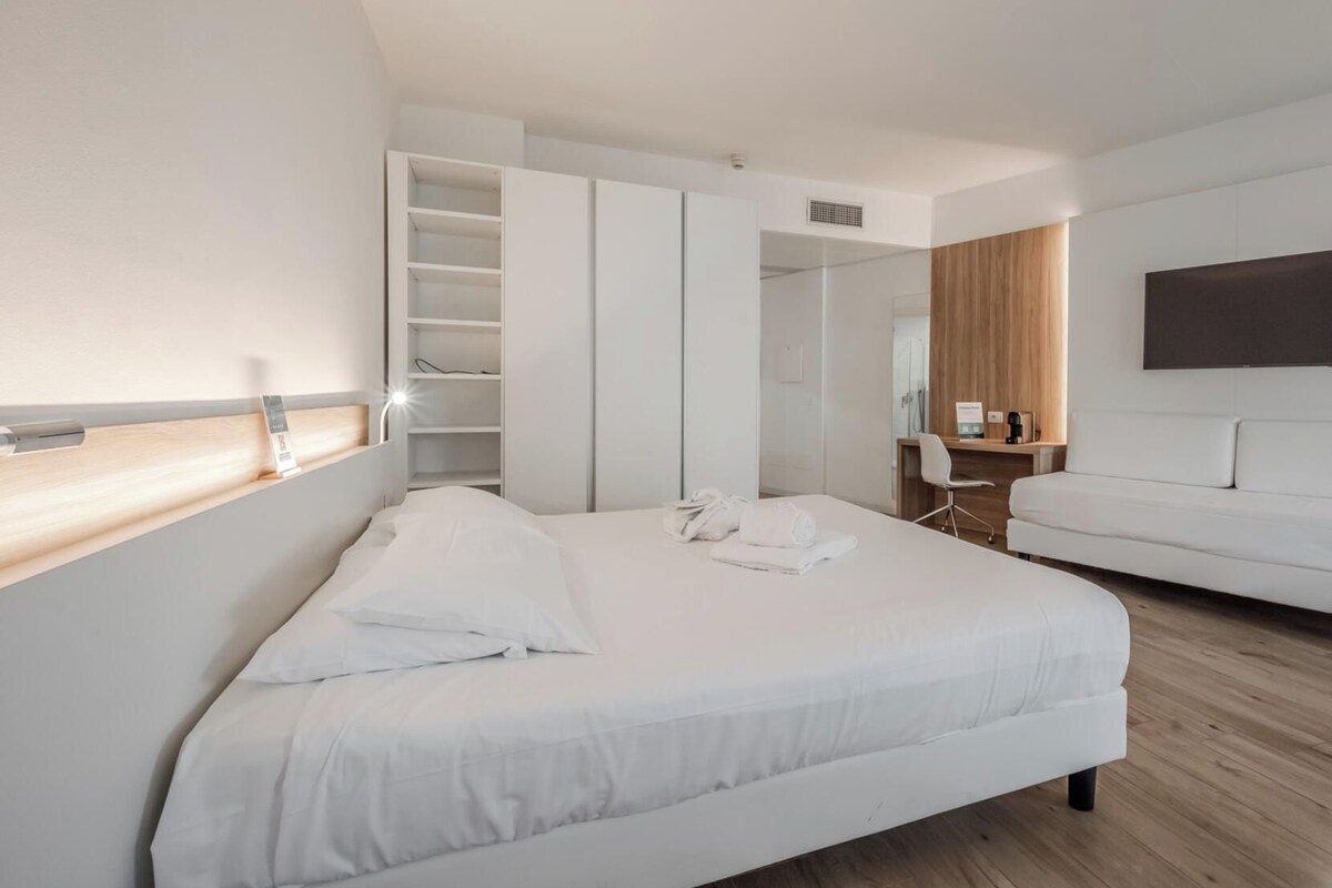 Minibar, caja de seguridad en la habitación, escritorio y cunas 