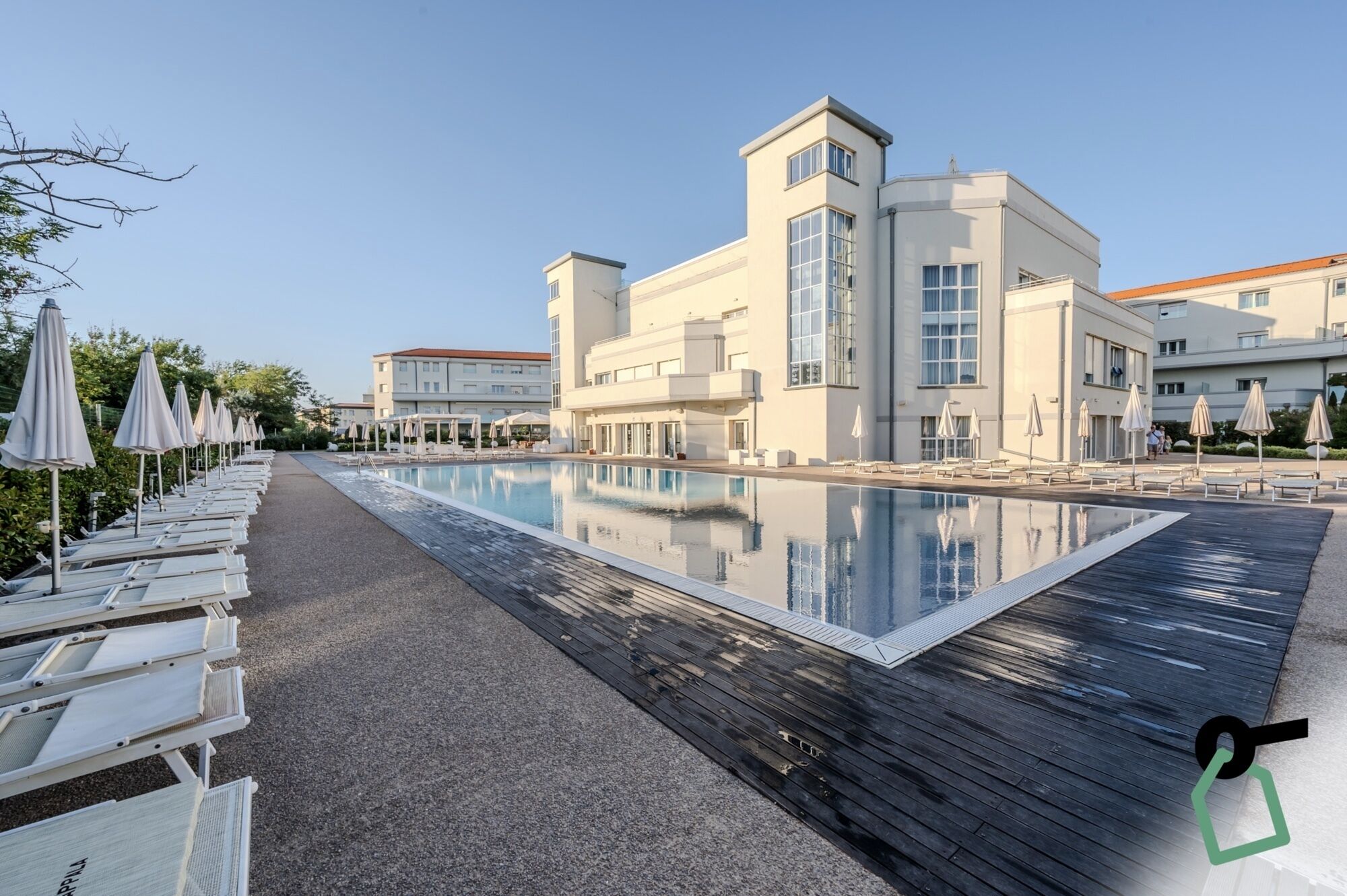 2 piscinas al aire libre, sombrillas, sillones reclinables de piscina