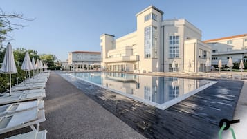2 piscinas al aire libre, sombrillas, sillones reclinables de piscina