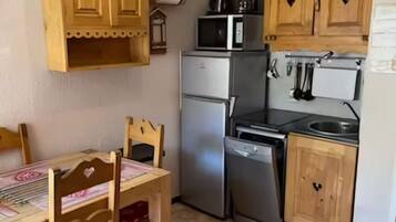 Coffee/tea maker, fridge, microwave, stovetop