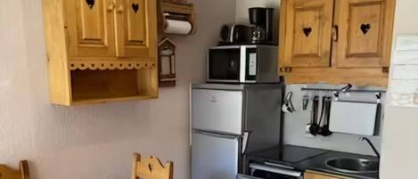Kühlschrank, Mikrowelle, Herdplatte, Geschirrspüler