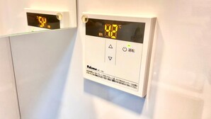 Termostato con pantalla digital que muestra una temperatura de 42°C.