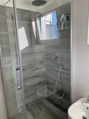 Shower, hair dryer, bidet, towels - Colico CityLife, lake view apt, walking distance from lake, shops, railway, port (Colico)