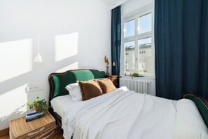 2 habitaciones, tabla de planchar con plancha y cuna de viaje 