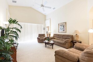 智能电视、桌上足球