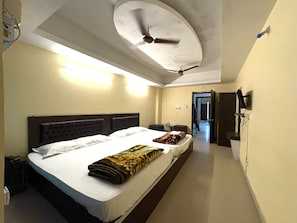 Soundproofing, free WiFi, bed sheets